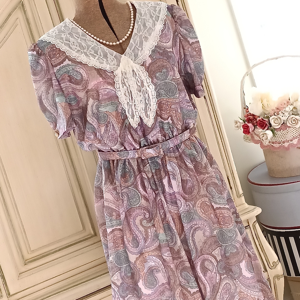 BEAUTIFUL VINTAGE 1980S FLORAL PAISLEY DRESS W/ MATCHING BELT & LACE SCARF!